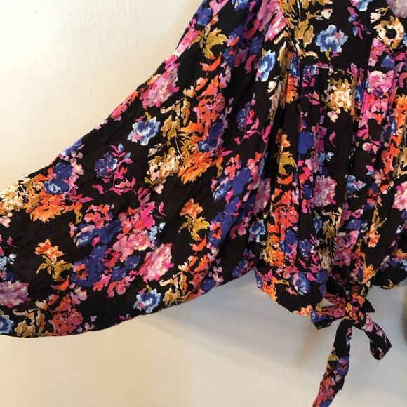 RACHEL ROY SIZE MEDIUM NWOT BLACK FLORAL CROPPED BUTTON FRONT PEASANT BOHO TOP - Picture 4 of 10
